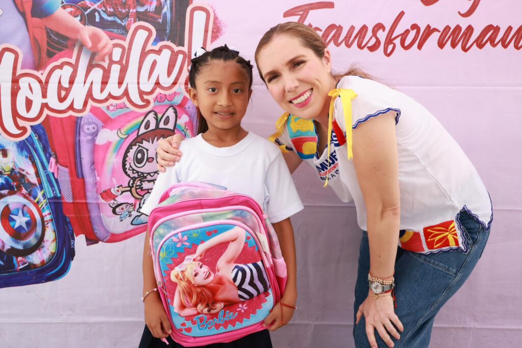 Atenea Gómez Ricalde entrega mochilas nuevas en Zona Agrícola y Francisco May