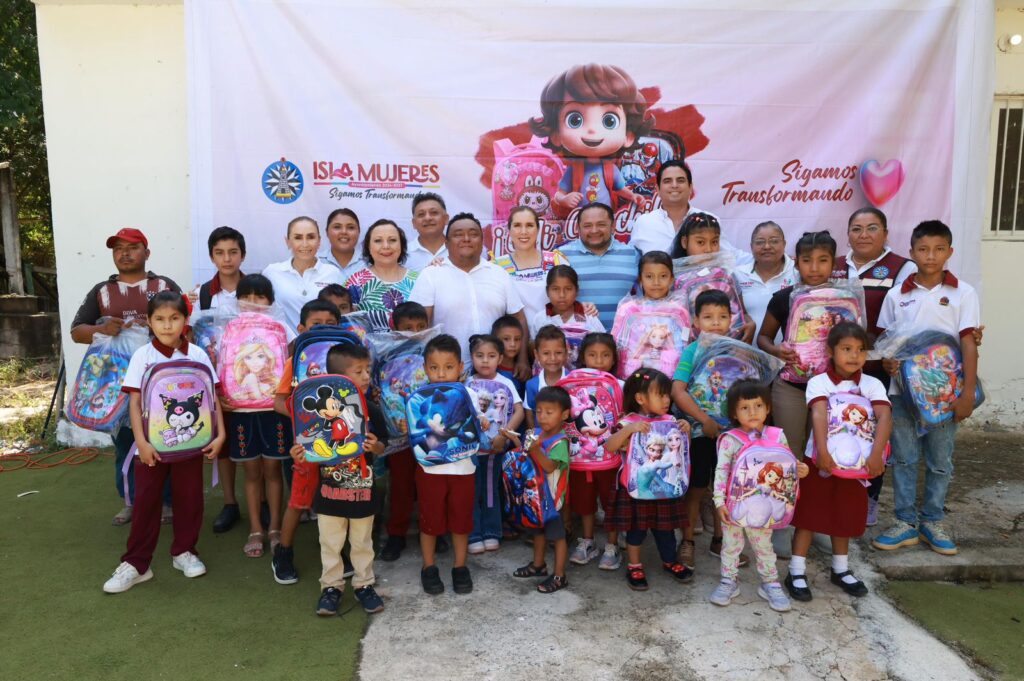 Atenea Gómez Ricalde entrega mochilas nuevas en Zona Agrícola y Francisco May