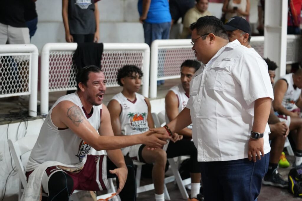 Chacón acompaña a Fuerza Isleña en primer partido de la gran final de básquetbol de la Liga Maya