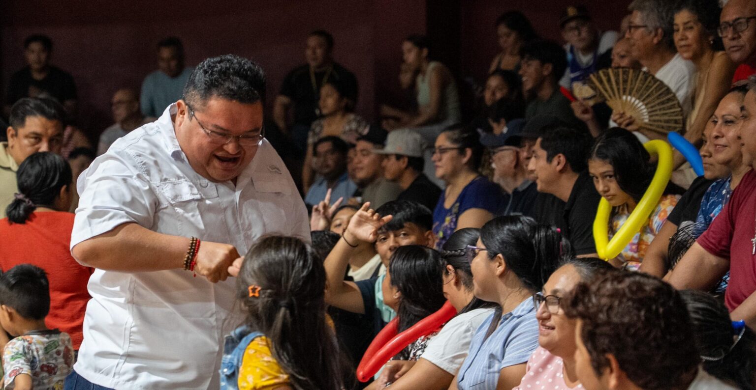 Chacón acompaña a Fuerza Isleña en primer partido de la gran final de básquetbol de la Liga Maya