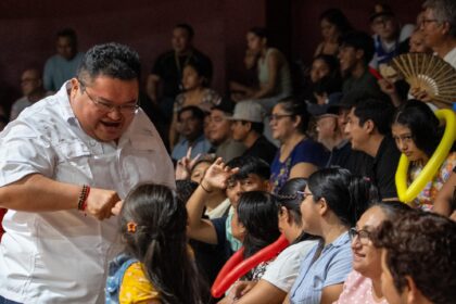 Chacón acompaña a Fuerza Isleña en primer partido de la gran final de básquetbol de la Liga Maya