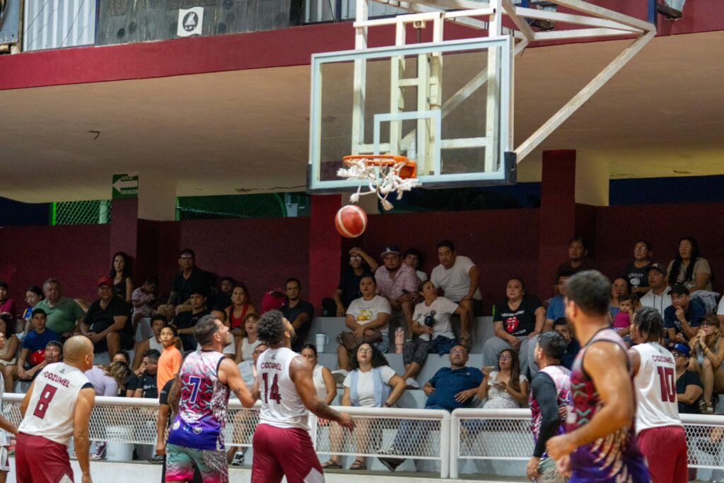 Chacón acompaña a Fuerza Isleña en primer partido de la gran final de básquetbol de la Liga Maya