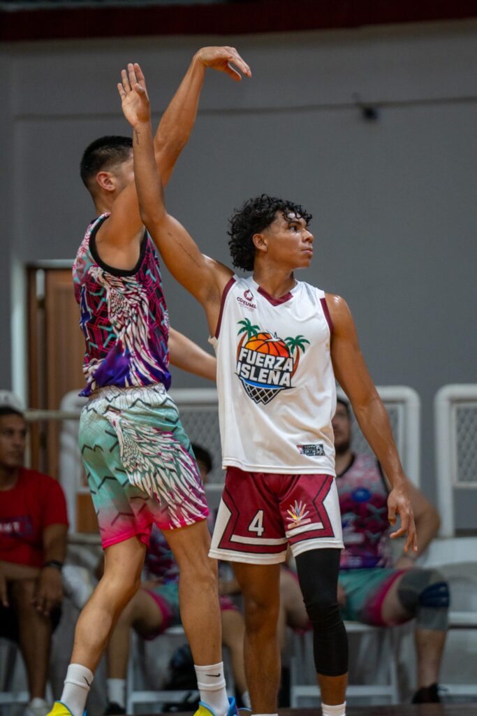 Chacón acompaña a Fuerza Isleña en primer partido de la gran final de básquetbol de la Liga Maya