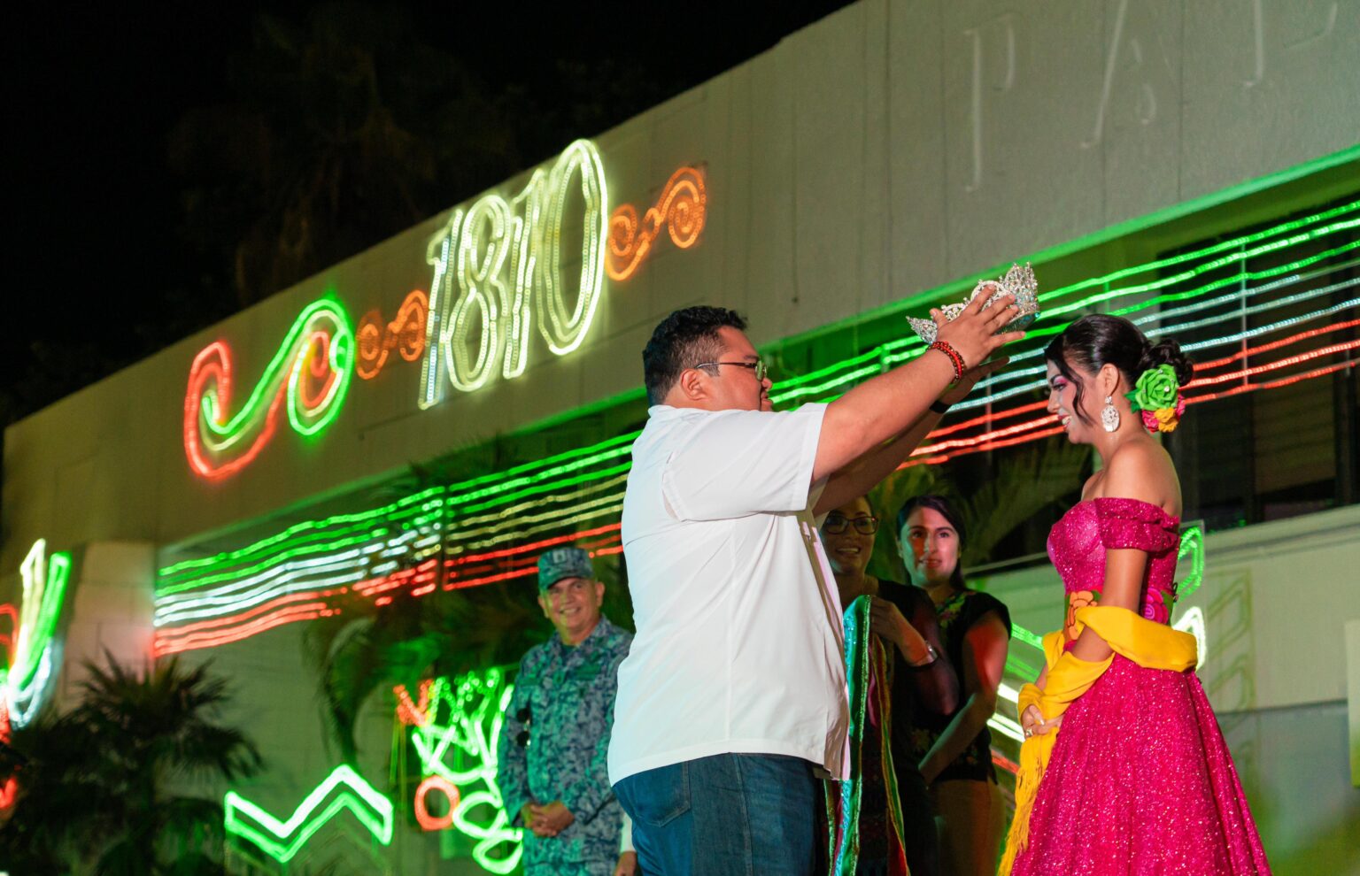 Chacón enciende luces patrias y corona a la Embajadora de la Independencia 2025