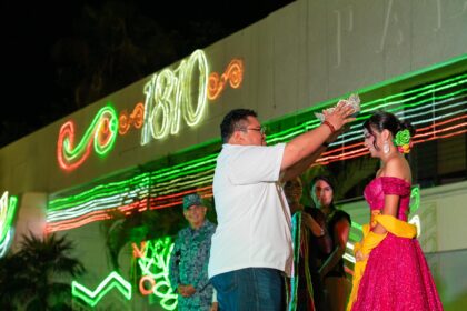Chacón enciende luces patrias y corona a la Embajadora de la Independencia 2025