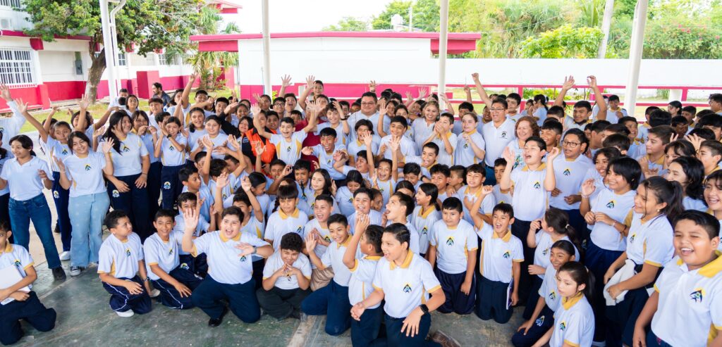 Chacón recorre la secundaria Andrés Quintana Roo y destaca inversión en aires acondicionados