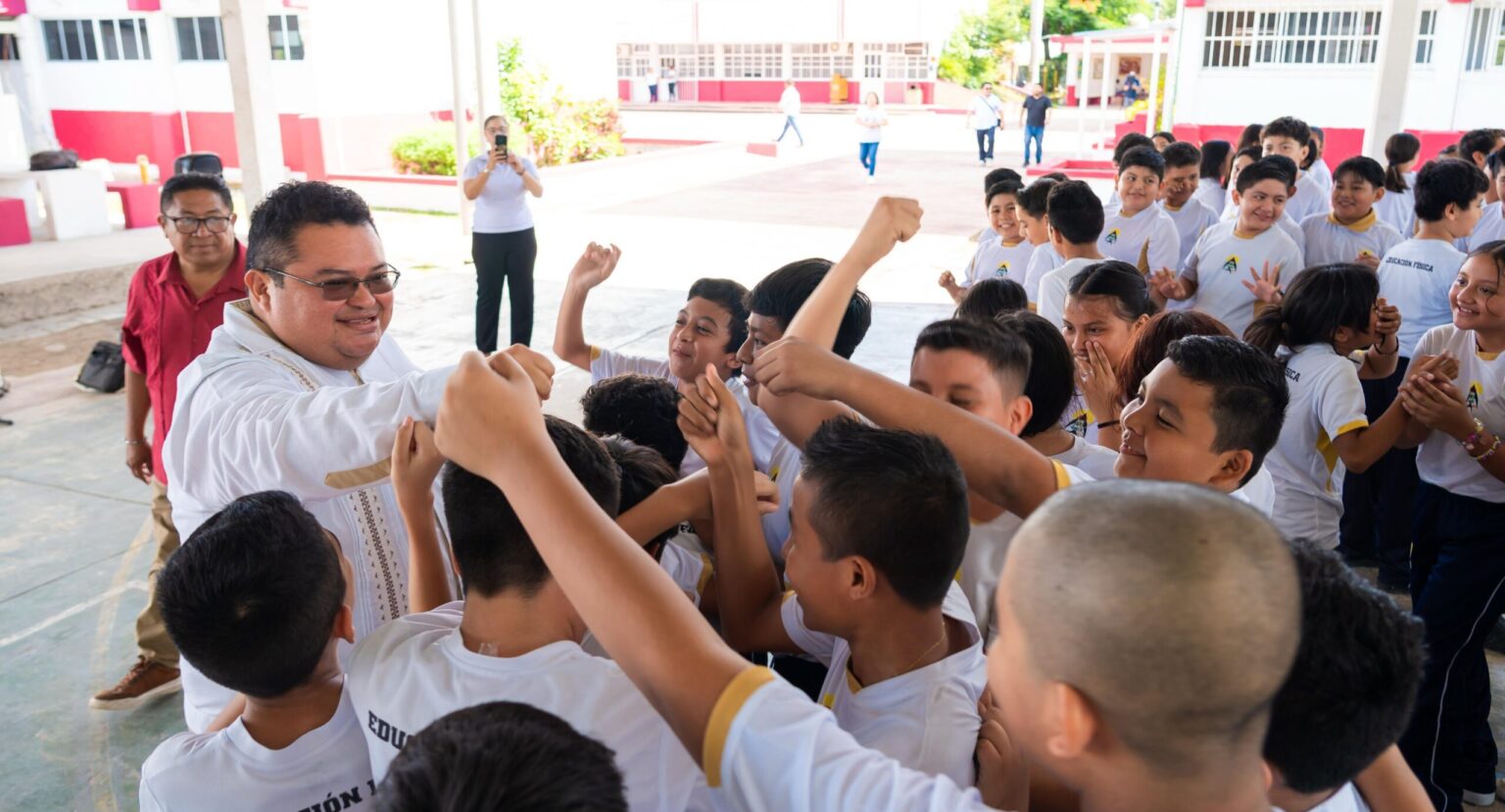 Chacón recorre la secundaria Andrés Quintana Roo y destaca inversión en aires acondicionados