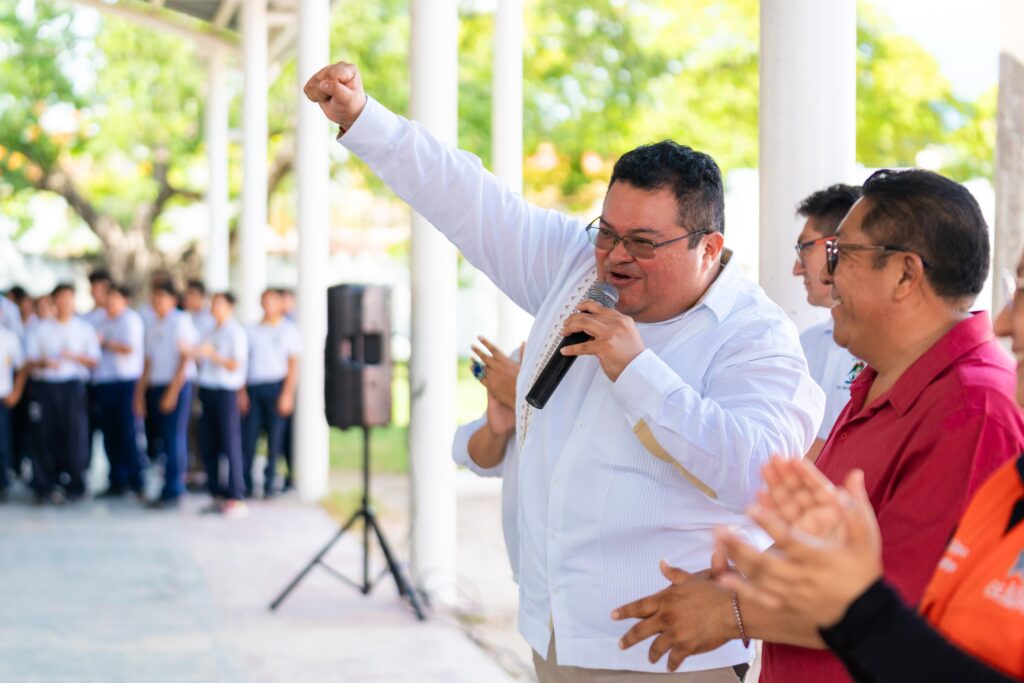 Chacón recorre la secundaria Andrés Quintana Roo y destaca inversión en aires acondicionados