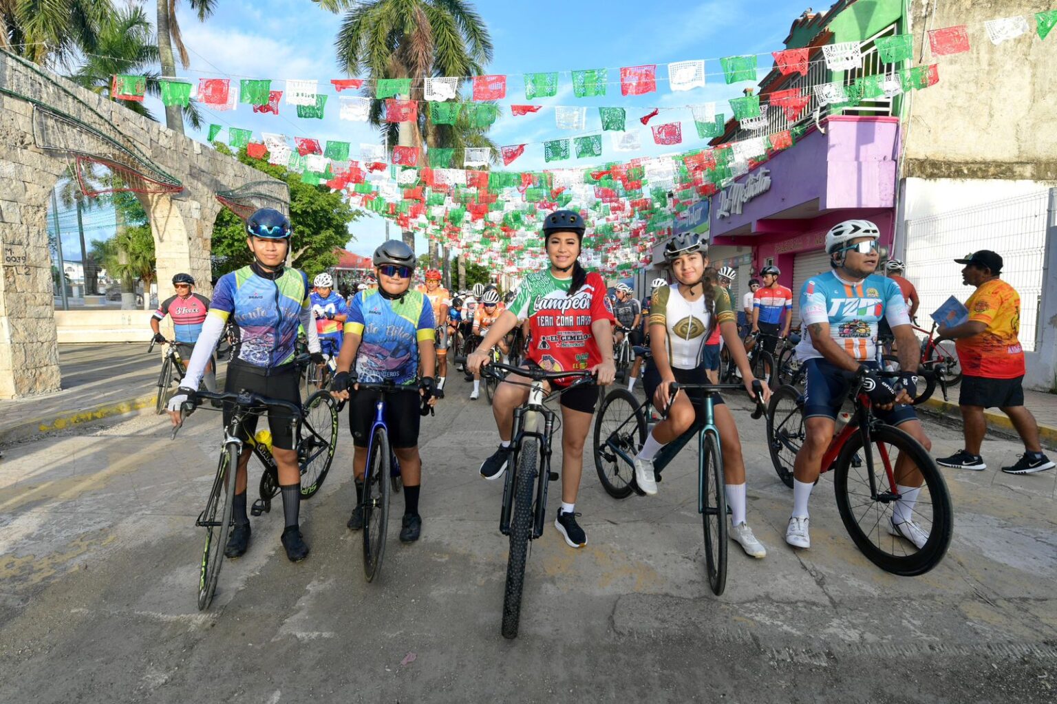 Mary Hernández encabeza carrera ciclistas con motivo de fiestas patrias