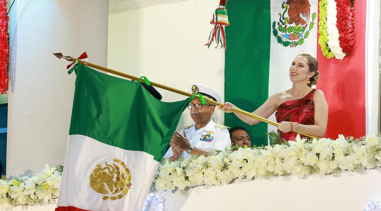 Atenea Gómez Ricalde celebra con unidad y orgullo nacional el Grito de Independencia en Isla Mujeres