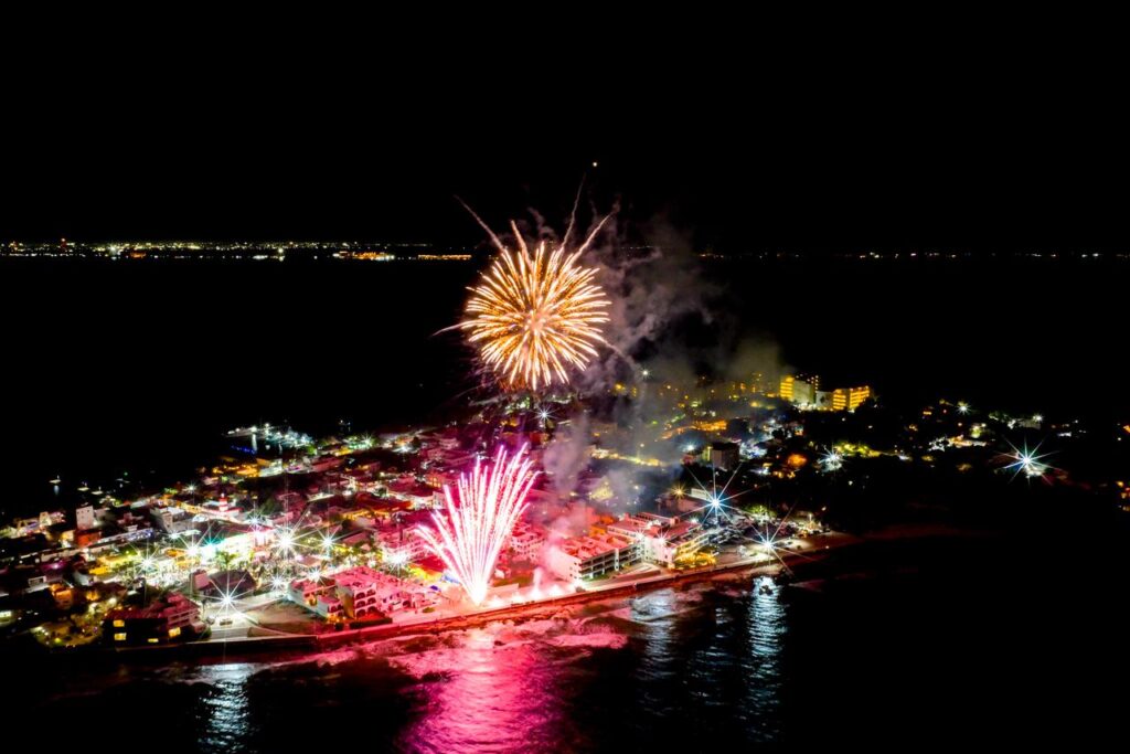 Atenea Gómez Ricalde celebra con unidad y orgullo nacional el Grito de Independencia en Isla Mujeres