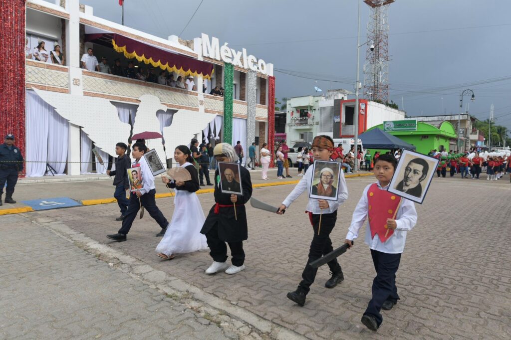Con fervor patrio: Más de 3,500 desfilan en Felipe Carrillo Puerto