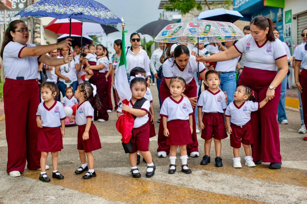 Con fervor patrio: Más de 3,500 desfilan en Felipe Carrillo Puerto