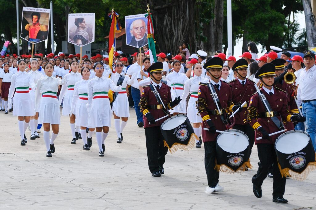 Cercana a la gente y en territorio Mara Lezama presencia el desfile cívico-militar con motivo del 215 aniversario del inicio de la Independencia de México