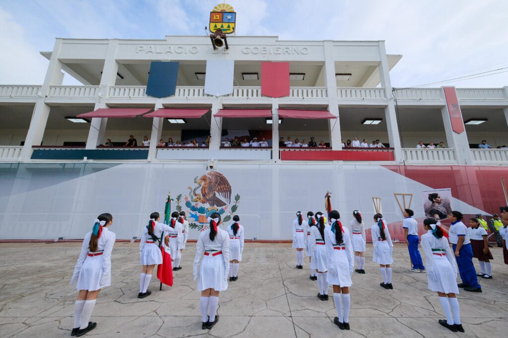 Cercana a la gente y en territorio Mara Lezama presencia el desfile cívico-militar con motivo del 215 aniversario del inicio de la Independencia de México