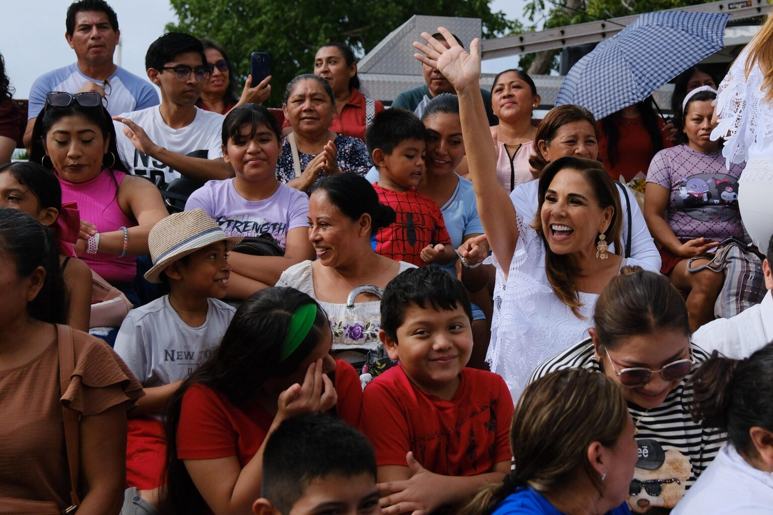 Cercana a la gente y en territorio Mara Lezama presencia el desfile cívico-militar con motivo del 215 aniversario del inicio de la Independencia de México