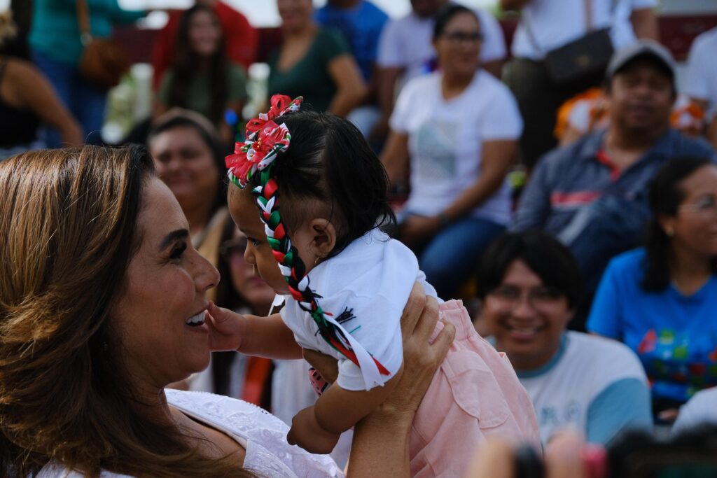 Cercana a la gente y en territorio Mara Lezama presencia el desfile cívico-militar con motivo del 215 aniversario del inicio de la Independencia de México