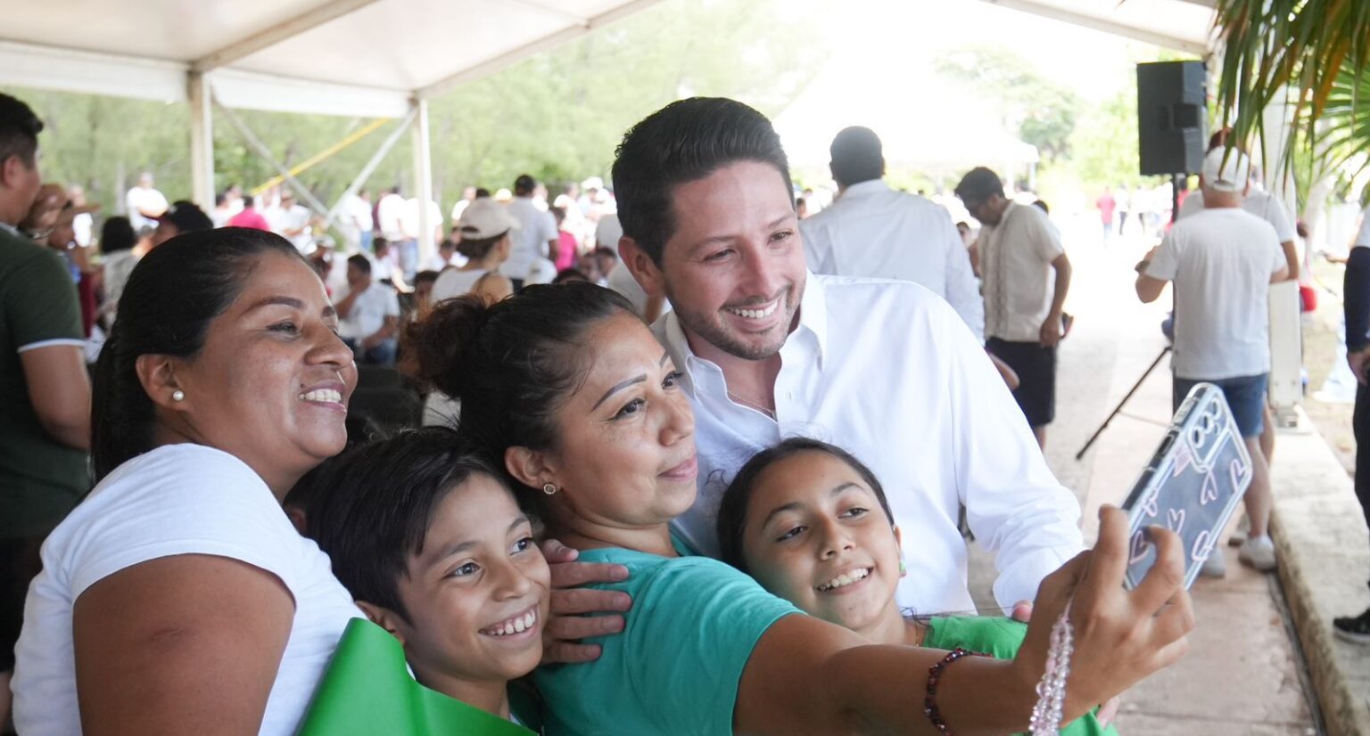 Renán Sánchez Tajonar acompaña a la presidenta Claudia Sheinbaum en su informe al pueblo de Quintana Roo