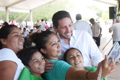 Renán Sánchez Tajonar acompaña a la presidenta Claudia Sheinbaum en su informe al pueblo de Quintana Roo