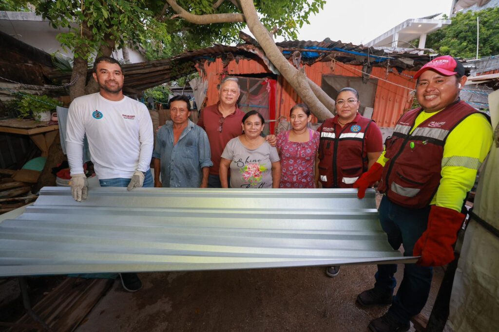 Gobierno de Isla Mujeres inicia entrega a domicilio de láminas de zinc para fortalecer las viviendas de las familias más vulnerables