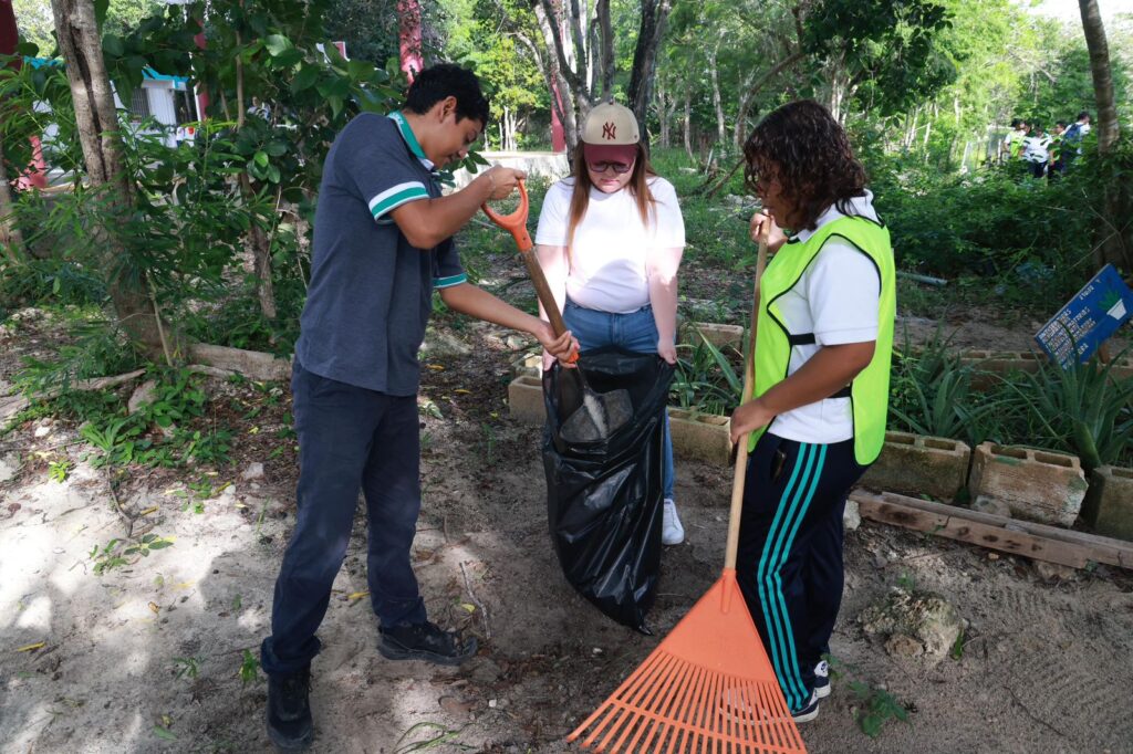 Juventudes de Ciudad Mujeres reafirman su compromiso con el medio ambiente en la quinta edición de “Yo Amo Isla Mujeres”