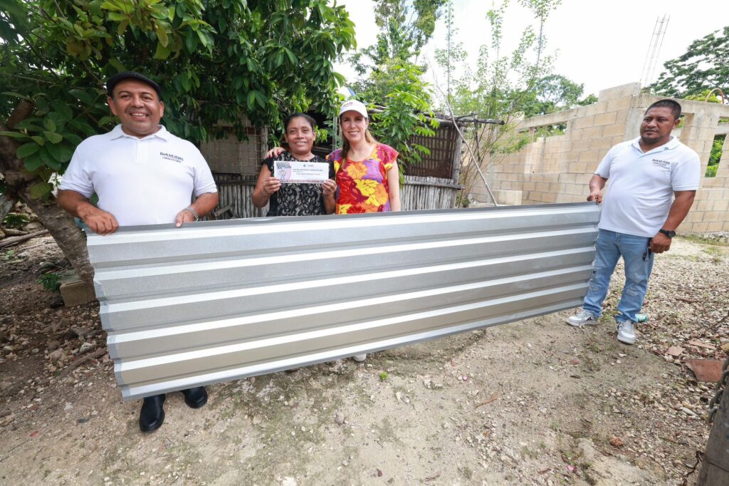 Atenea Gómez Ricalde fortalece la seguridad de las familias con entrega de láminas en Ciudad Mujeres