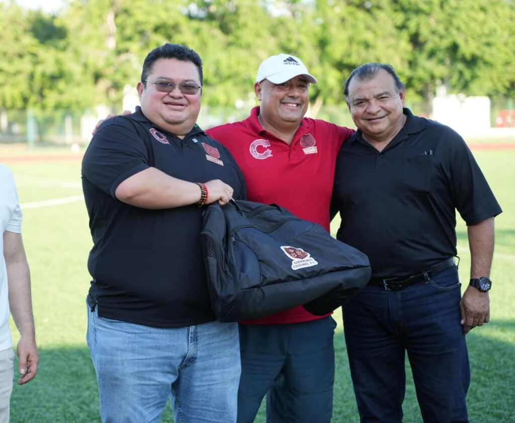 Chacón realiza entrega de kits al equipo de fútbol “Guerreros Cozumel FC”