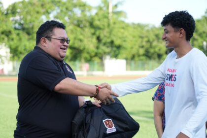 Chacón realiza entrega de kits al equipo de fútbol “Guerreros Cozumel FC”