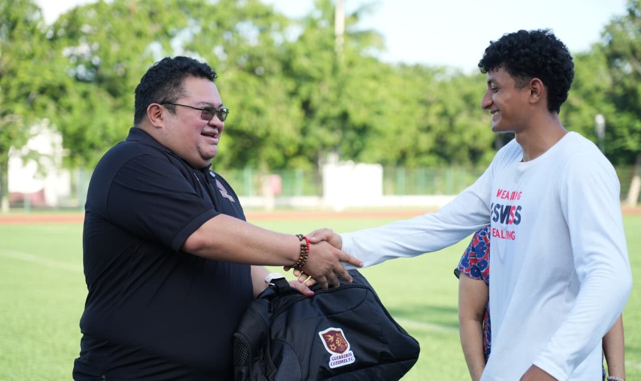Chacón realiza entrega de kits al equipo de fútbol “Guerreros Cozumel FC”