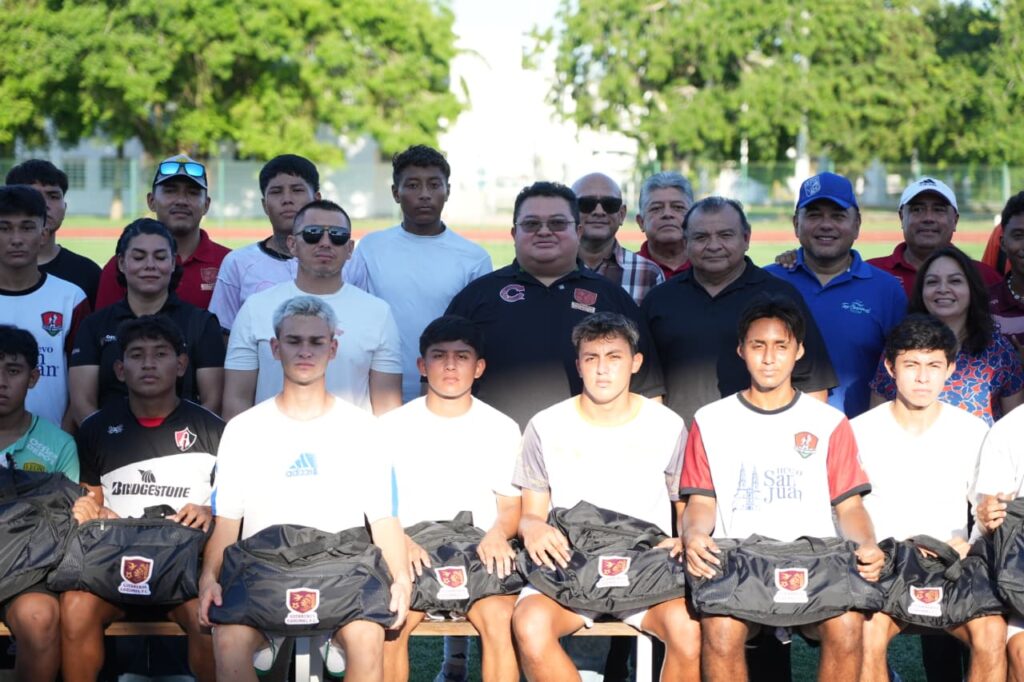 Chacón realiza entrega de kits al equipo de fútbol “Guerreros Cozumel FC”