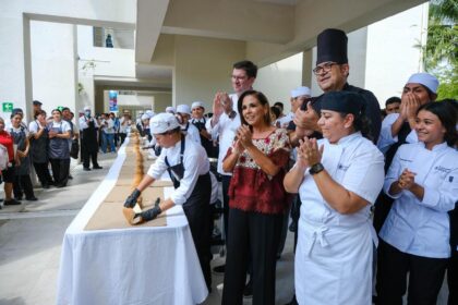 Celebra Mara Lezama en Cancún la elaboración de la torta de cochinita más larga, en busca de récord Guinness