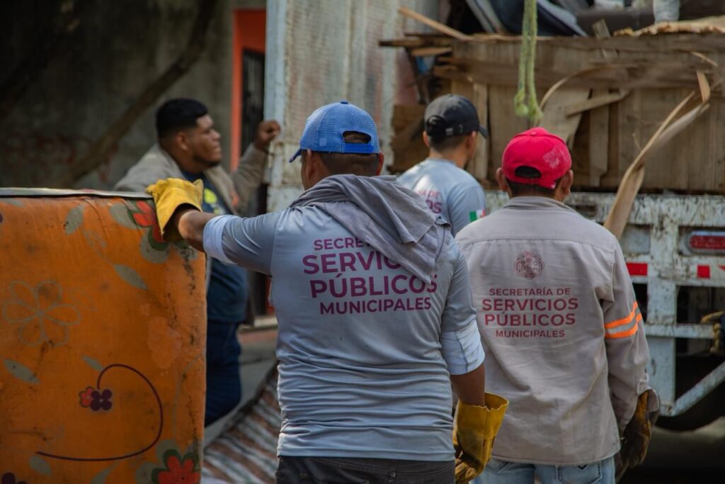 Estefanía Mercado responde con soluciones de descacharrización y desazolve de pozos en la colonia Ejido