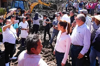 La presidenta Claudia Sheinbaum aseguró que se dará la atención inmediata y transparencia en la información sobre desaparecidos en cinco estados afectados RegeneraciónMx, 12 de octubre de 2025.- La presidenta Claudia Sheinbaum garantizó atención a todas las personas afectadas por las intensas lluvias que han golpeado cinco entidades del país en los últimos días. Desde el Centro de Comando Permanente en Poza Rica, Veracruz, afirmó que el gobierno federal trabaja para restablecer el acceso a comunidades incomunicadas y atender a quienes perdieron sus hogares. Sheinbaum reconoció la desesperación de miles de damnificados, pero aseguró que ninguna familia quedará sin apoyo. “Sabemos la angustia, pero los vamos a atender a todos”, expresó. LEER MÁS:  Tráfico de agua y corrupción de servidores se perseguirá por oficio La mandataria explicó que se establecieron dos puentes aéreos para trasladar alimentos, agua y atención médica a zonas aisladas. Además, se avanza en la reparación de carreteras y puentes colapsados. Indicó que la Secretaría de Bienestar iniciará un censo casa por casa para identificar daños y distribuir apoyos económicos y materiales, principalmente en Veracruz, donde hay severos estragos.