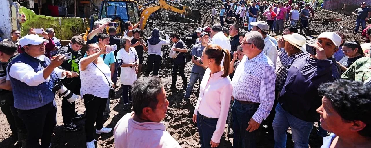 La presidenta Claudia Sheinbaum aseguró que se dará la atención inmediata y transparencia en la información sobre desaparecidos en cinco estados afectados RegeneraciónMx, 12 de octubre de 2025.- La presidenta Claudia Sheinbaum garantizó atención a todas las personas afectadas por las intensas lluvias que han golpeado cinco entidades del país en los últimos días. Desde el Centro de Comando Permanente en Poza Rica, Veracruz, afirmó que el gobierno federal trabaja para restablecer el acceso a comunidades incomunicadas y atender a quienes perdieron sus hogares. Sheinbaum reconoció la desesperación de miles de damnificados, pero aseguró que ninguna familia quedará sin apoyo. “Sabemos la angustia, pero los vamos a atender a todos”, expresó. LEER MÁS:  Tráfico de agua y corrupción de servidores se perseguirá por oficio La mandataria explicó que se establecieron dos puentes aéreos para trasladar alimentos, agua y atención médica a zonas aisladas. Además, se avanza en la reparación de carreteras y puentes colapsados. Indicó que la Secretaría de Bienestar iniciará un censo casa por casa para identificar daños y distribuir apoyos económicos y materiales, principalmente en Veracruz, donde hay severos estragos.