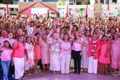 Atenea Gómez Ricalde encabeza el Encendido Rosa 2025 en Isla Mujeres para fortalecer la prevención y la lucha contra el cáncer de mama