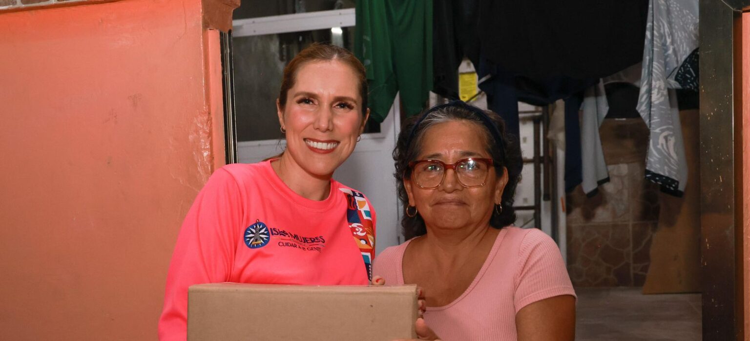 Atenea Gómez Ricalde fortalece el programa “Isleña de Corazón” con recorridos y entrega directa de apoyos alimentarios