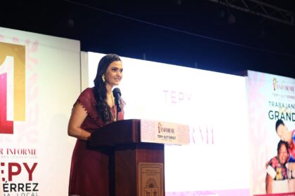 TEPY GUTIÉRREZ Primer Informe Legislativo Con una atmósfera de emoción y orgullo compartido, la diputada Tepy Gutiérrez, presidenta de la Comisión de Turismo en el Congreso del Estado, rindió su Primer Informe de Actividades Legislativas, un acto de rendición de cuentas que reflejó el compromiso, la cercanía y la fuerza transformadora de la Cuarta Transformación en Quintana Roo. Bajo el liderazgo de la presidenta Claudia Sheinbaum y la gobernadora Mara Lezama, Tepy reafirmó que “estoy aquí para mirarles a los ojos y decirles: estoy cumpliendo, y no les voy a fallar”, frase con la que abrió un evento que destacó por su emotividad, unidad y fortaleza colectiva. En presencia del pueblo, familia, diputadas y diputados, líderes, consejeros y militantes de MORENA, la diputada compartió los avances legislativos, sociales y de gestión que han marcado su labor, recordando que la transformación se construye todos los días, con hechos y con el pueblo al centro de las decisiones. En un ambiente de gratitud, Tepy expresó que “cada punto de llegada es un punto de partida hacia nuevos horizontes”, reconociendo que el éxito de este primer informe es solo el inicio de una nueva etapa de trabajo y compromiso. Con un profundo agradecimiento, finalmente, la legisladora reconoció que cada paso dado tiene un sentido más profundo. “Nada de esto sería posible sin la guía de Dios. A lo largo de los años, Tepy Gutiérrez ha dejado su sello de empatía y compromiso social a través de programas de gran impacto que han beneficiado a más de 760 personas en Quintana Roo. Iniciativas como “Rueda Alto”, con la entrega masiva de sillas de ruedas todo terreno; “Emprende Mujer”, que en el marco del Día de la Mujer Emprendedora brindó apoyo y acompañamiento a mujeres que impulsan sus propios proyectos; y “El Poder del Amor #TQM”, una jornada realizada en el marco del Día del Amor y la Amistad para otorgar apoyos a familias en los rubros de salud, deporte y educación. Asimismo, el “Yupi Yaya Fest”, celebrado en el marco del Día Mundial del Libro y del Día del Niño, fomenta el amor por la lectura en la niñez; mientras que “Honremos su Legado”, en conmemoración del Día del Adulto Mayor, reconoce y celebra la vida y enseñanza de nuestros abuelos. Cada uno de estos programas refleja la visión humanista y cercana de la diputada, quien ha hecho de la empatía, la inclusión y el bienestar social una forma de servir y transformar vidas desde el corazón del movimiento de la Cuarta Transformación.
