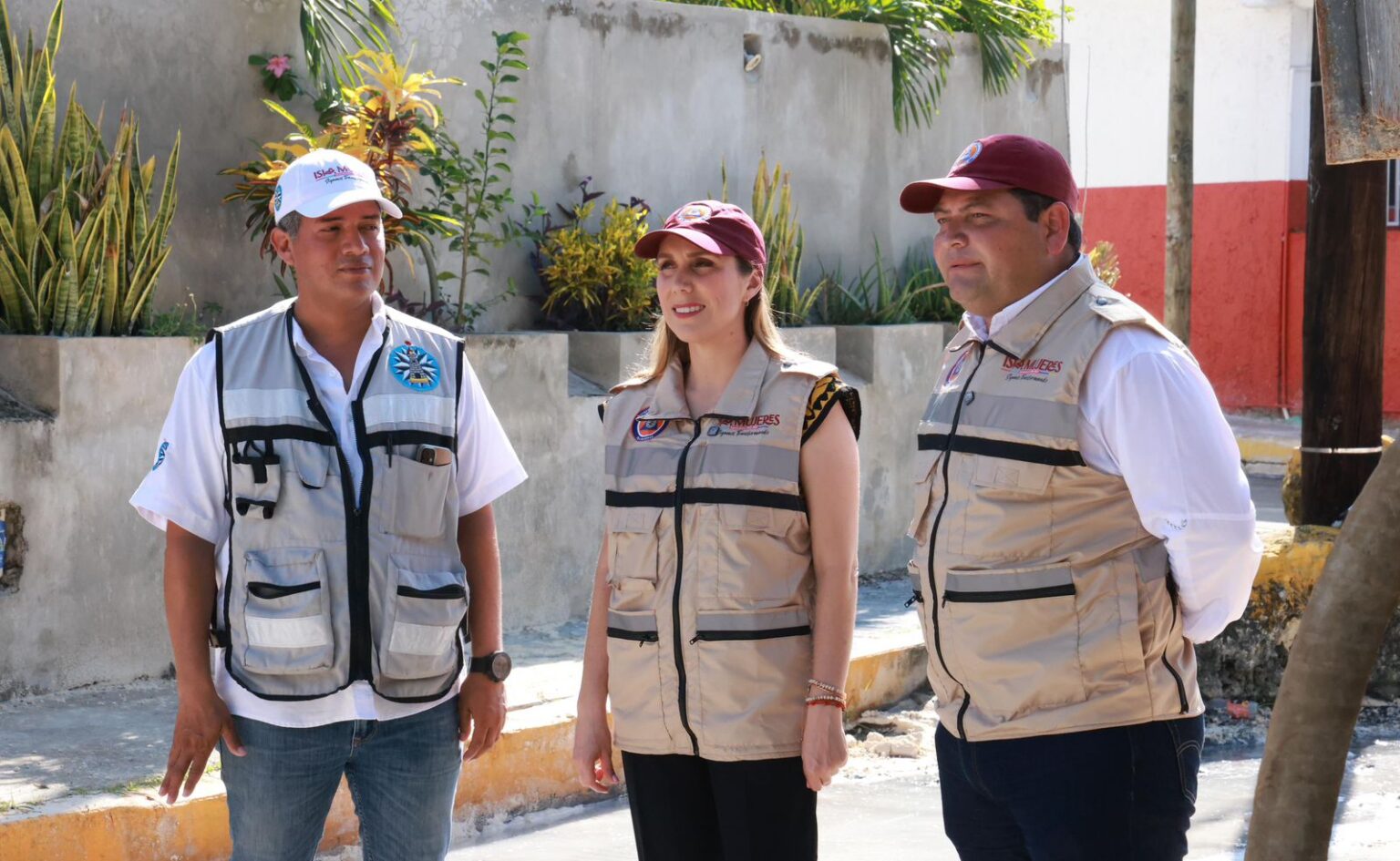 Atenea Gómez Ricalde supervisa la construcción de nuevos pozos pluviales en Isla Mujeres