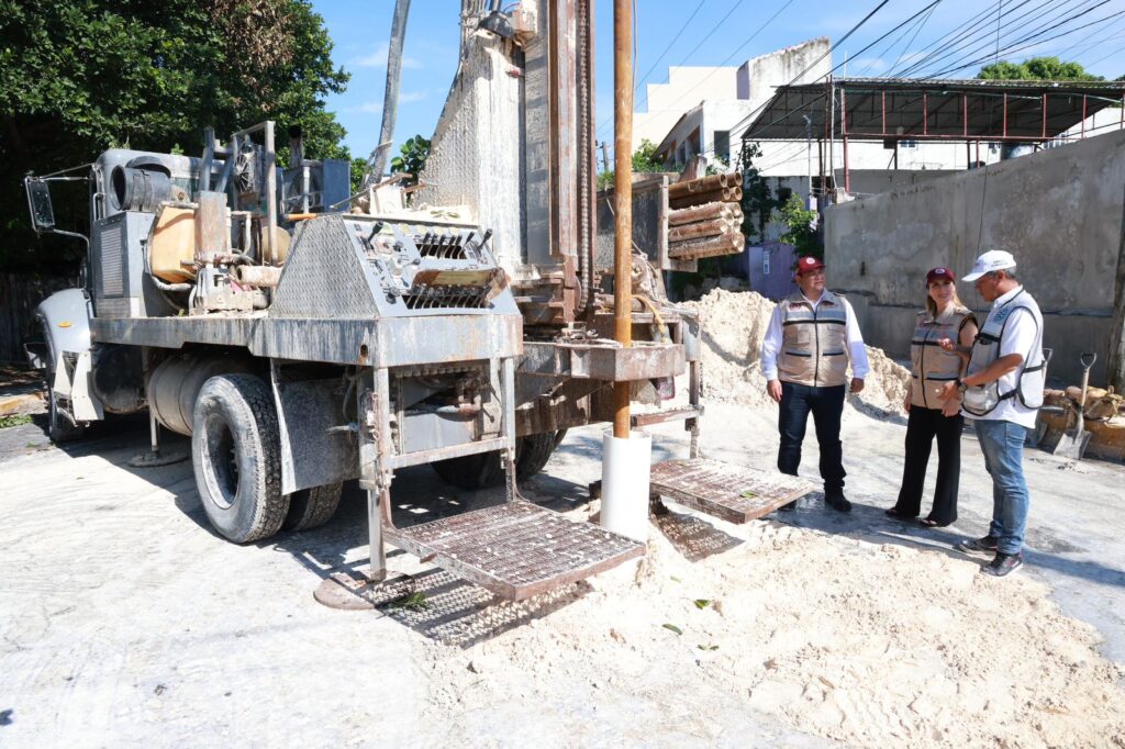 Atenea Gómez Ricalde supervisa la construcción de nuevos pozos pluviales en Isla Mujeres