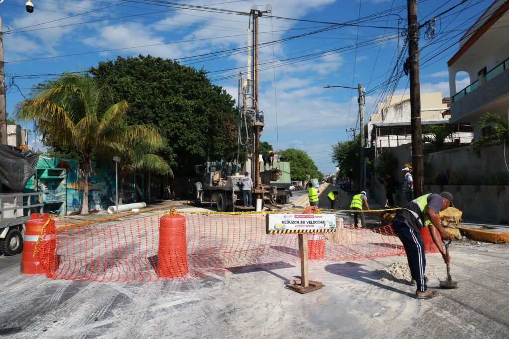 Atenea Gómez Ricalde supervisa la construcción de nuevos pozos pluviales en Isla Mujeres