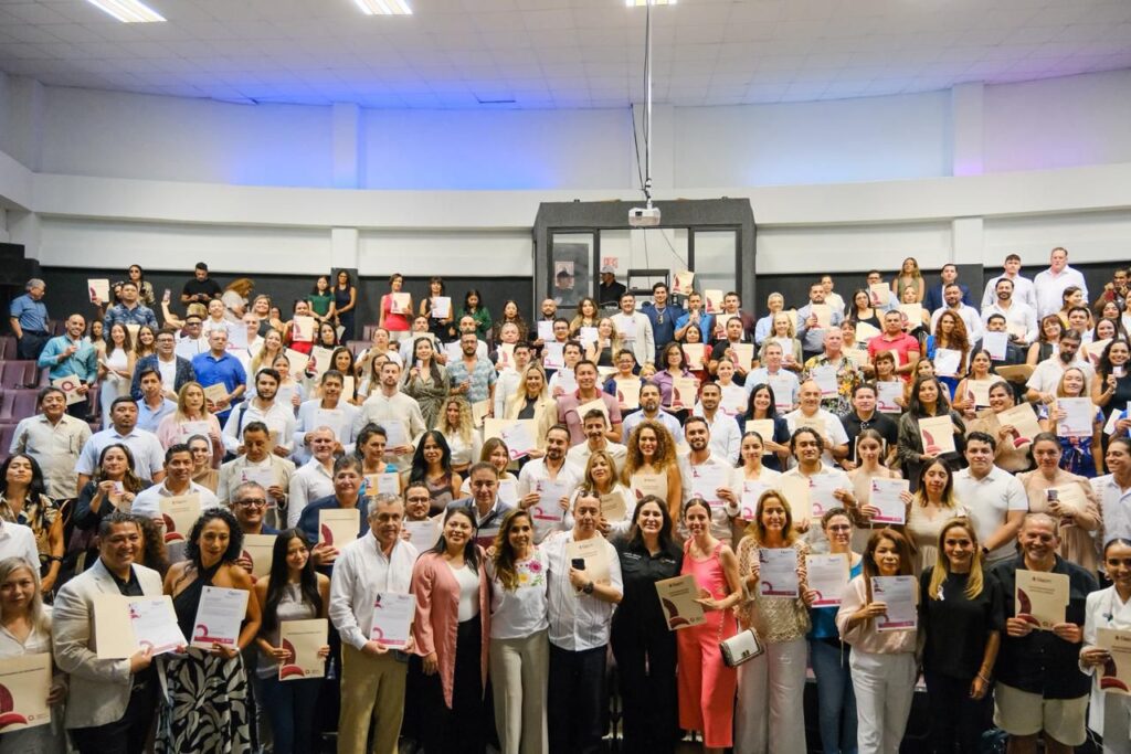 Entrega Mara Lezama 189 constancias y matrículas para fortalecer la confianza del sector inmobiliario en Quintana Roo