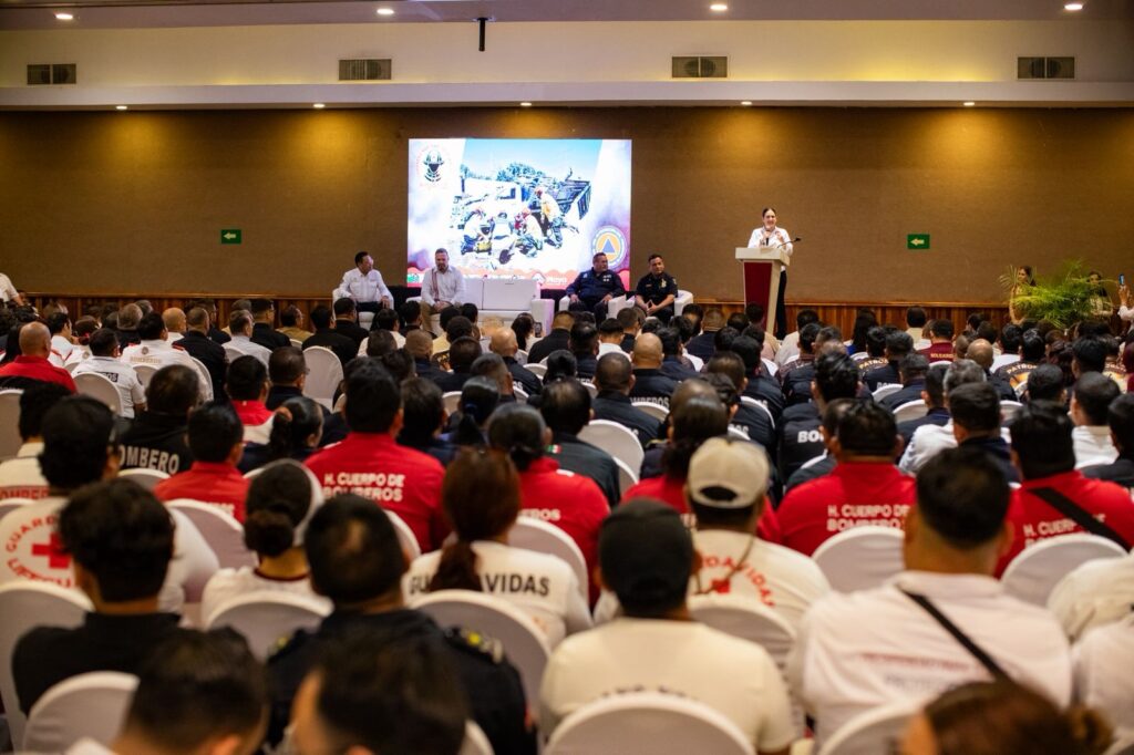 Inaugura Estefanía Mercado el Congreso Nacional de Bomberos, Playa del Carmen 2025