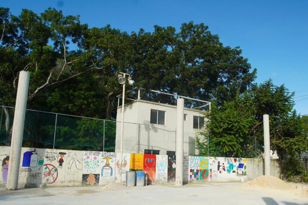 Supervisa Mara Lezama construcción de domo en telesecundaria “Luis Donaldo Colosio Murrieta” en Huay-Pix