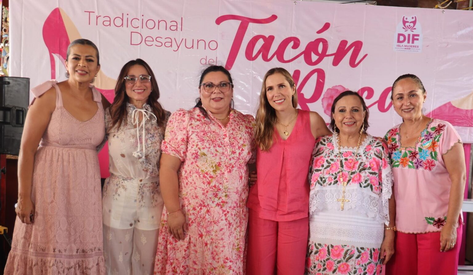 Isla Mujeres se une con fuerza y corazón en el Desayuno del Tacón Rosa 2025