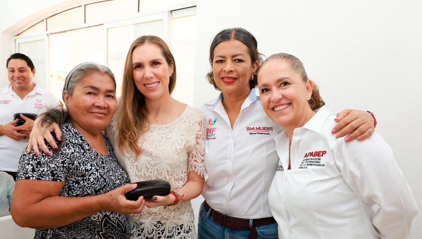 Beneficencia Pública entrega lentes graduados del Programa Transformamos tu Visión en Isla Mujeres