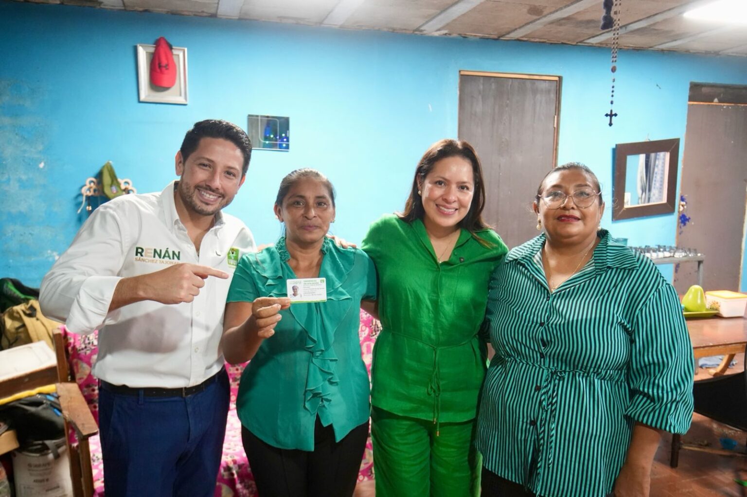 Renán Sánchez Tajonar entrega la primera credencial de afiliación del Partido Verde en Quintana Roo