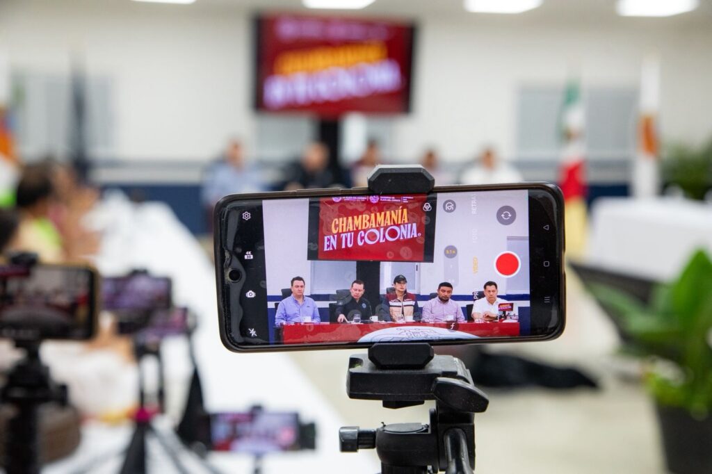 Estefanía Mercado presenta a Alberto Farfán como titular de la recién creada Dirección de Vivienda y Regularización