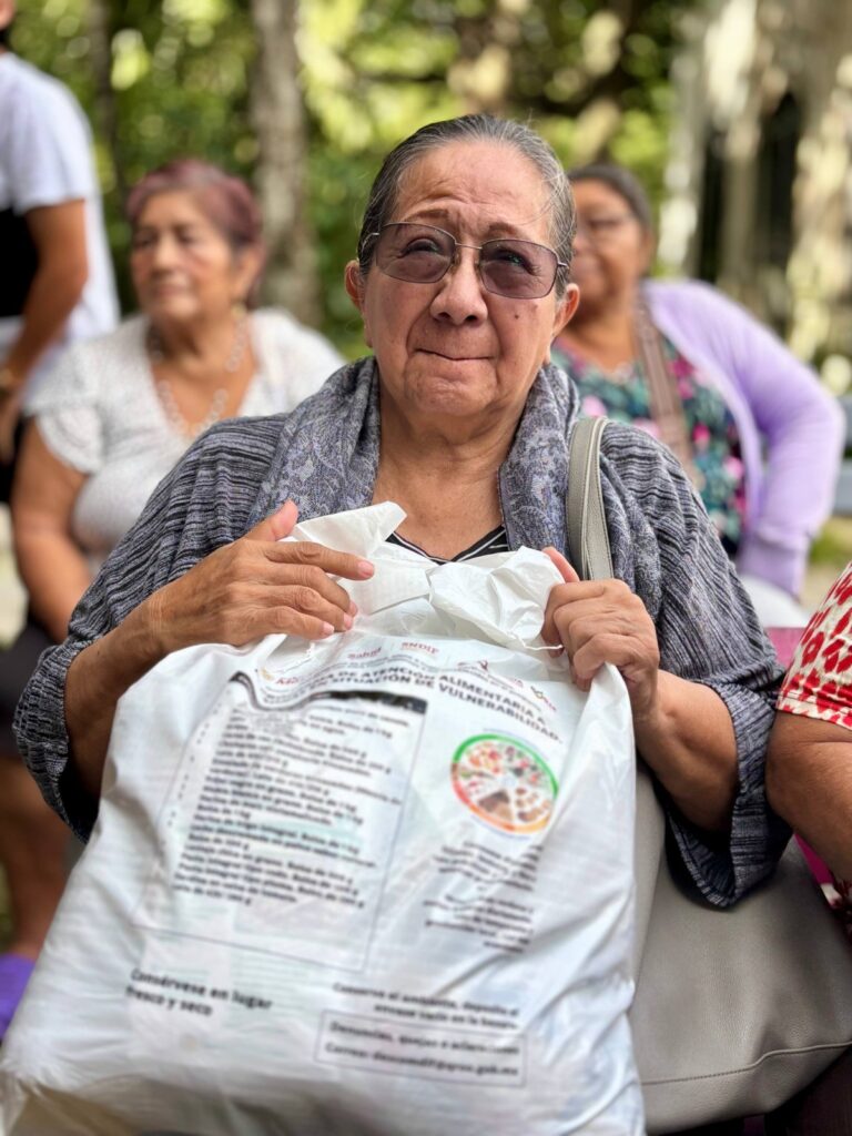 Diana Sosa supervisa entrega de apoyos alimentarios en Cozumel