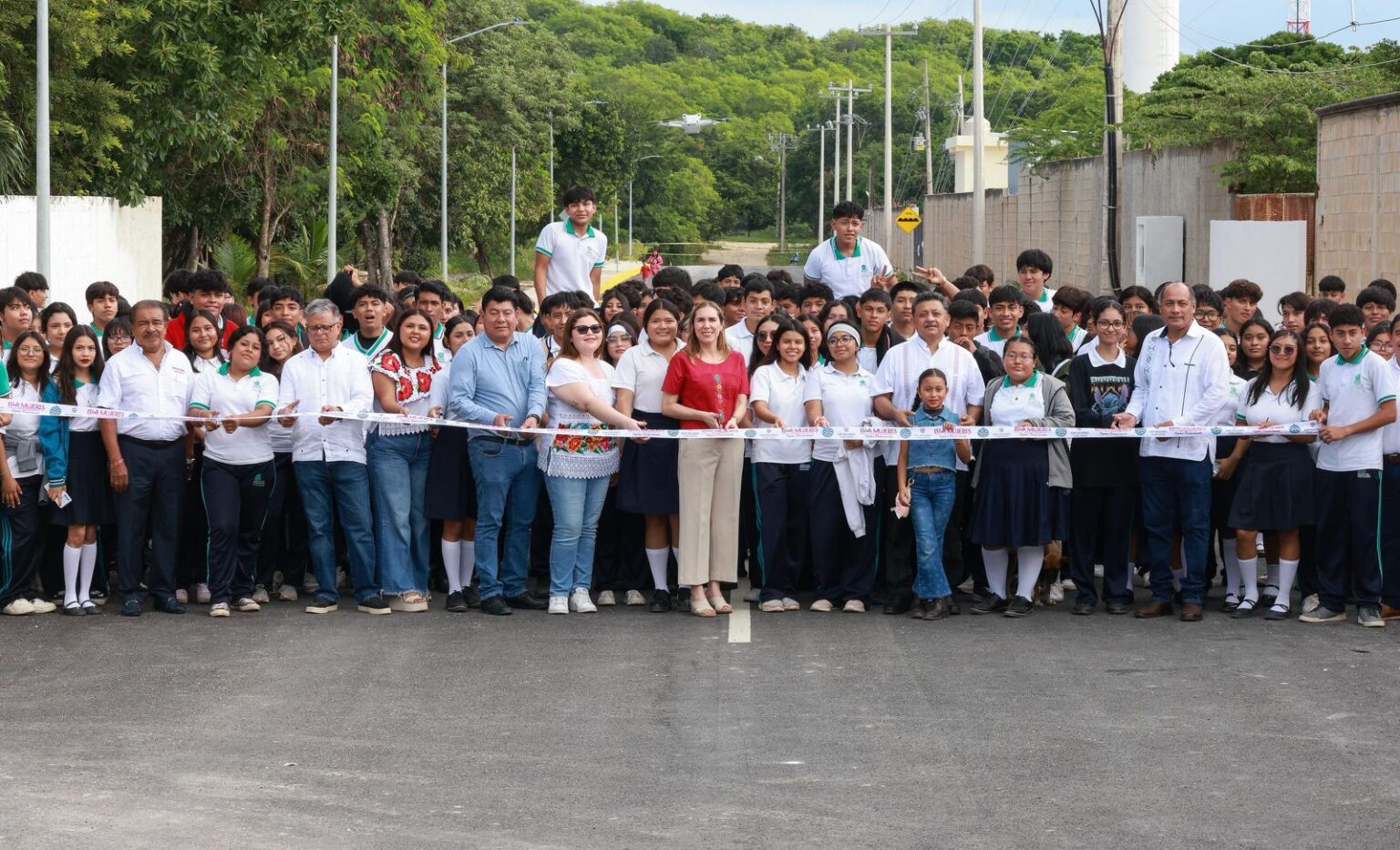 Atenea Gómez Ricalde inaugura nueva calle de acceso al Colegio de Bachilleres en Ciudad Mujeres
