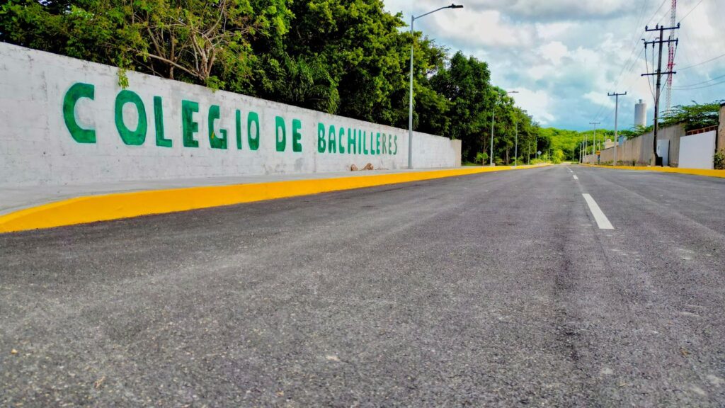 Atenea Gómez Ricalde inaugura nueva calle de acceso al Colegio de Bachilleres en Ciudad Mujeres